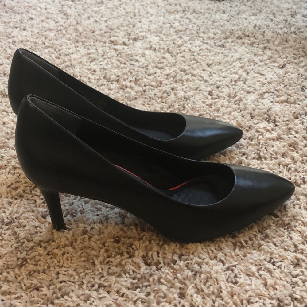 Black pumps